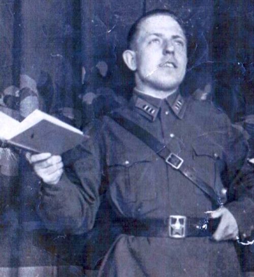 Политрук  Сергей Феоктистов  выступает  перед  бойцами  Дальневосточного  фронта. 1941- 1942 гг.