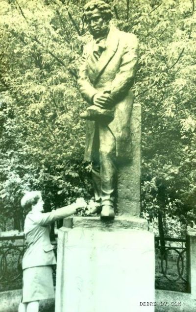 Памятник Пушкину в Хабаровске, около пединститута, еще бетонный - подлинник, 1980 год, а в 1990 году он был отреставрирован, по технологии выколотки из листовой меди скульпторами Надеждой Ивлевой и Сергеем Николиным из Комсомольска-на-Амуре.