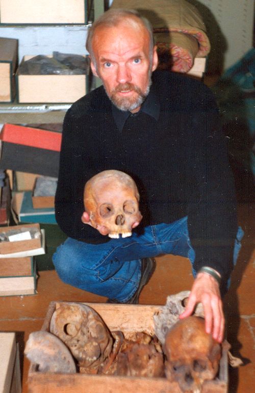 Автор книги - Владимир Иванов-Ардашев в фондах Музея археологии в Хабаровске. 2000 г.