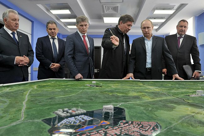 Осмотр макета космодрома Восточный. Виктор Ишаев (крайний слева), Дмитрий Рогозин (крайний справа). Фото пресс-службы президента России, 2013 г.