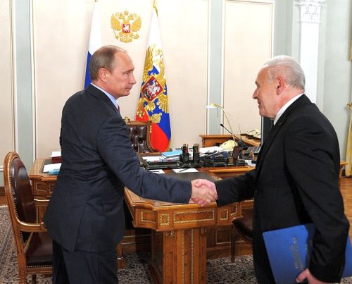 Владимир Путин с губернатором Магаданской области Владимиром Печеным.