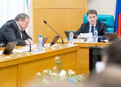 Олег Кожемяко выступает с докладом