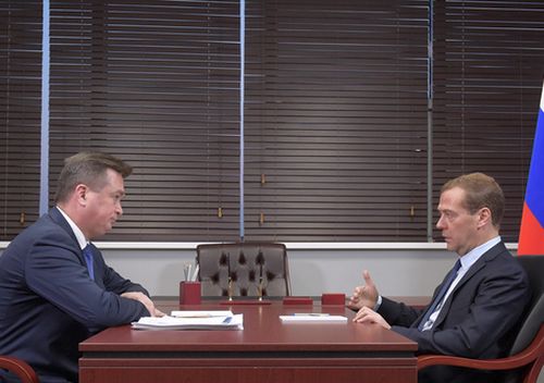 Встреча Дмитрия Медведева с губернатором Приморского края Владимиром Миклушевским (слева)