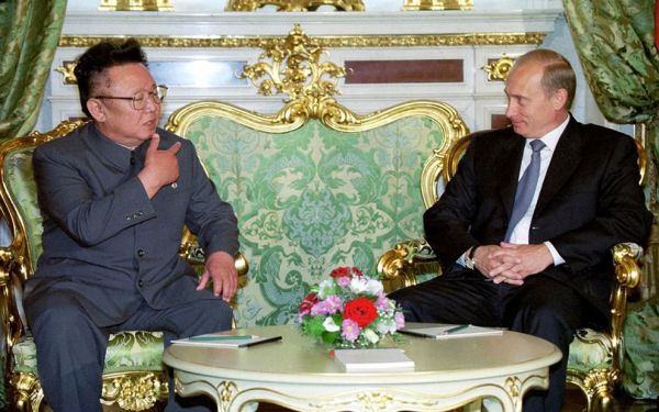 Встреча Владимира Путина с Ким Чен Иром в 2001 году.