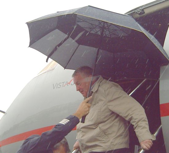Владимира Жириновского в Хабаровске встретил дождь.