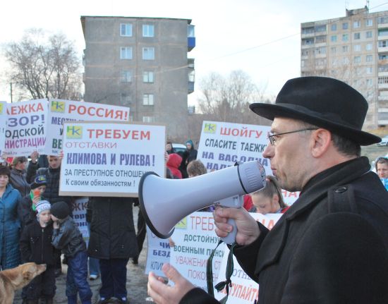 На митинге выступает депутат городской думы Олег Паньков