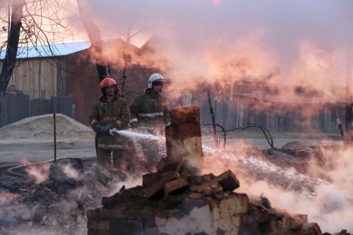 В Амурской области из-за природных пожаров уже сгорело 20 домов. Под угрозой еще 70 населенных пунктов. Фото: РИА Новости
