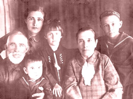 Федор Яковлевич и Ксения Степановна Кирюхины с дочерью Анной и внуками. Фото 30-х годов из семейного архива.