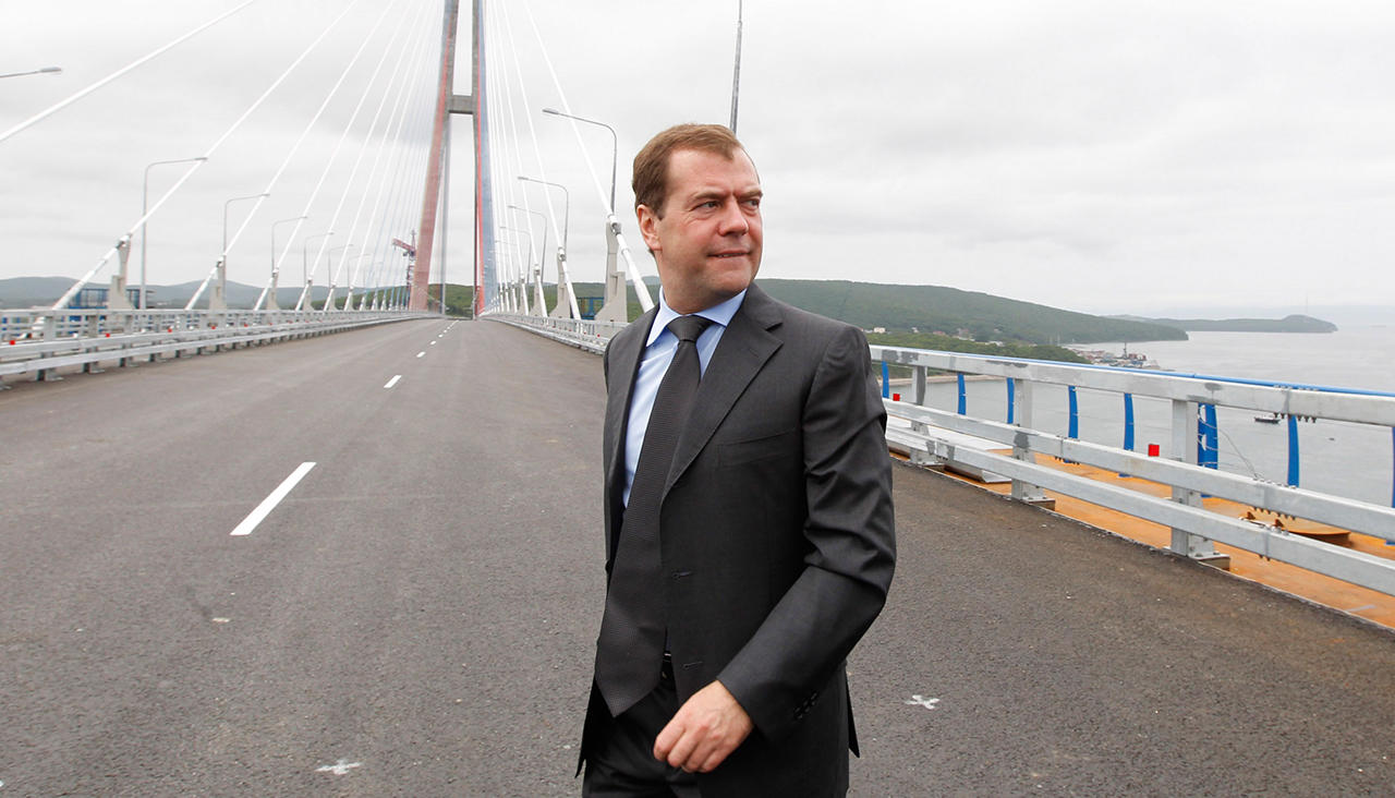 Премьер Медведев на владивостокском мосту. Фото Дмитрия Астахова. Sputnik, Scanpix, LETA