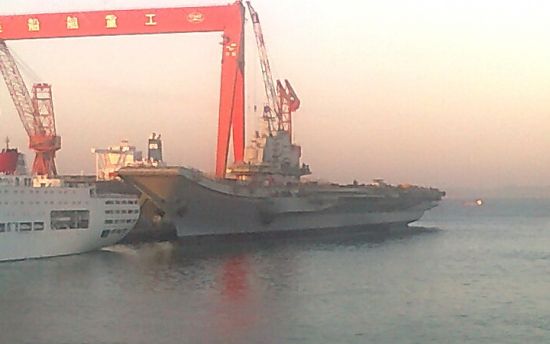 Авианосец "Ши-Лан" - бывший "Варяг" в порту китайского Даляня. Фото Википедии