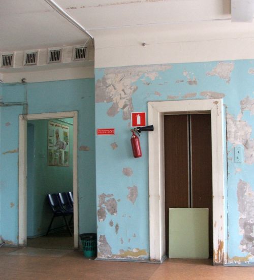 Обшарпанные стены поликлинике ЦРБ п. Ванино
