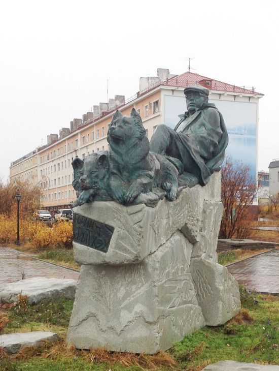 Памятник писателю Рытхэу в центе Анадыря