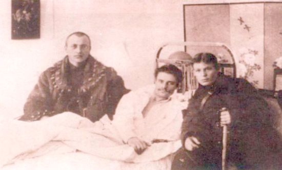 Д.Бузин (Бич), Я. Тряпицын после ранения 12 марта 1920 г. и его адъютант А. Волков (слева направо)
