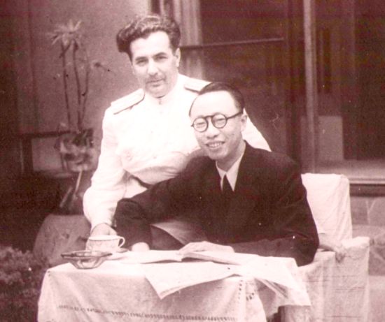 Пу И и подполковник М.М. Кудрявцев, «сагитировавший» бывшего императора на дарственную. Фото: из личного архива