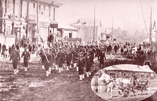 Вступление японских войск в Николаевск-на-Амуре в 1918 году. В кругу - майор Исикава в конной коляске.