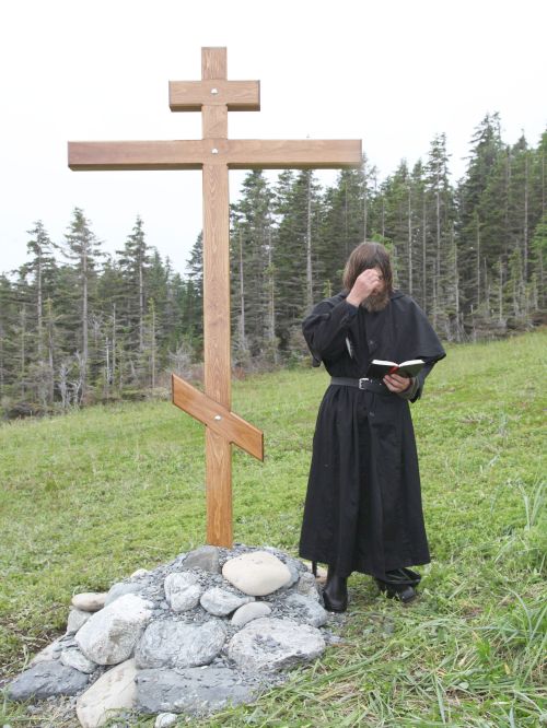 Путешественник Федор Конюхов читает молитву у креста на Шантарах