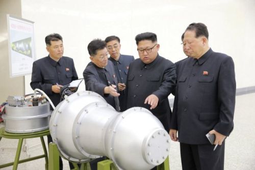 Ким Чен Ын осмотрел водородную боеголовку для новой межконтинентальной баллистической ракеты.