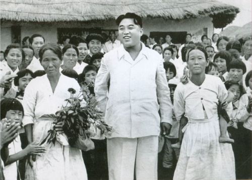 Ким Ир Сен среди сельчан в селе Тхэсон, архив МИД КНДР