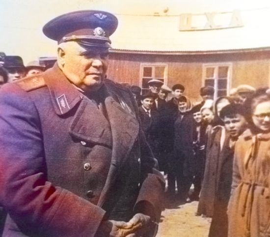 Михаил Водопьянов на Сахалине, в Охе, где в 1930 году открыл первую пассажирскую линию на Дальнем Востоке. Архив: 1967 год.