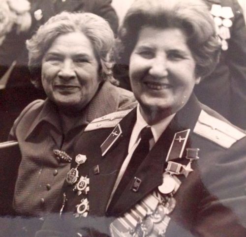 Встреча подруг-курсантов Хабаровского аэроклуба - Анны Кирюхиной (слева) и Нины Распоповой. 1978 г. Хабаровск.