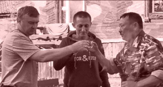 На фотоснимках трио Прокопенко, Кондаков, Мамчур приятно проводят время, поедая шашлыки