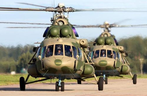 Ми-8АМТШ "Терминатор" - это автомат "Калашникова" в вертолетостроении, как его окрестили военные летчики. Этот транспортный штурмовик был разработан на Улан-Удинском авиазаводе, на базе многоцелевой машины Ми-8АМТ. Его функционал – транспорт личного состава и грузов в боевых и спасательных операциях. Свою кличку "Терминатор" Ми-8АМТШ получил в 1999 году на выставке в авиационном салоне "Фарнборо" (Великобритания). На вооружение ВВС России он поступил с 2009 года. Фото FB.ru