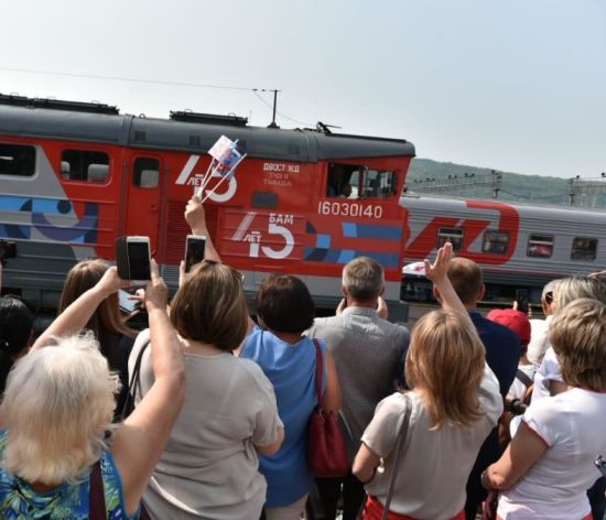 Юбилейные поезда из Иркутска и Хабаровска, следовавшие соответственно по западному и восточному участкам Байкало-Амурской магистрали, были тепло встречены в Тынде.