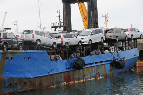 На каждом судне из Японии ввозятся порядка 50 автомобилей. Фото автора