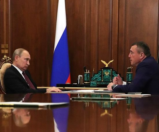 Владимир Путин с временно исполняющим обязанности губернатора Сахалинской области Валерием Лимаренко.