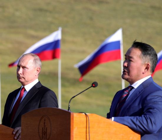 На праздничных мероприятиях по случаю 80-летия победы на Халхин-Голе. Владимир Путин с президентом Монголии Халтмагийн Баттулгой.