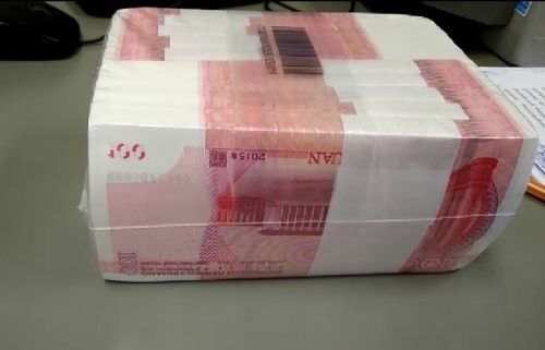 Деньги будут находиться в камере хранения вещественных доказательств Хабаровской таможни до решения суда. Фото автора