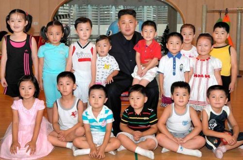 Ким Чен Ын в детском саду Кйонгсанг в Пхеньяне. Фото KCNA
