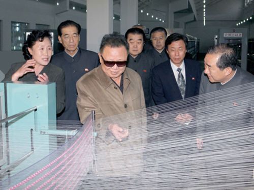 Ким Чен Ир на Пхеньянском текстильном комбинате. Фото из архива ЦТАК