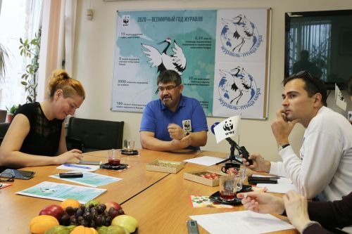 Петр Осипов, директор Амурского филиала WWF России отвечает на вопросы журналистов. Фото Марины Божко