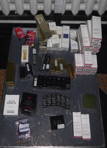 Таможенники обнаружили 196 наименований косметических товаров в количестве 732 шт. Фото автора