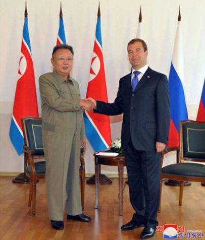 Председатель ГКО КНДР Ким Чен Ир на встрече с президентом РФ Дмитрием Медведевым. Бурятия, август 2011 года. Фото ЦТАК, предоставлено ГК КНДР