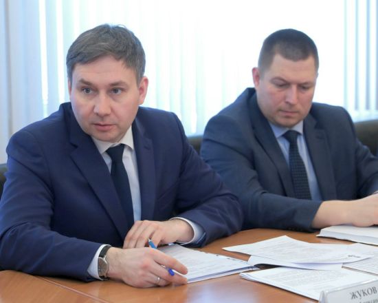 Исполняющий обязанности заместителя председателя правительства Еврейской автономной области Валерий Жуков (слева). А он куда пропал?
