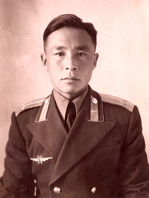 Фото из личного дела лейтенанта Ю. М. Анко, заверенное начальником штаба 666-УАП. 1952 г.