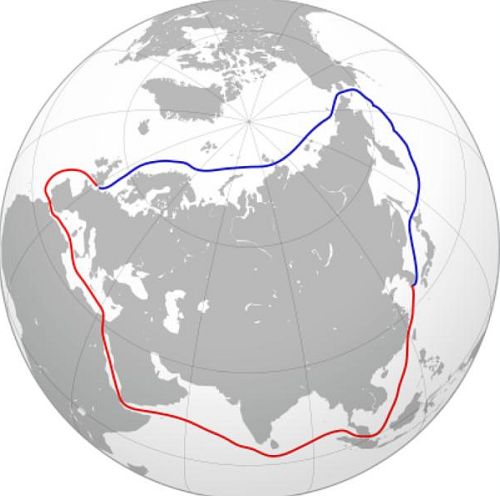 Маршрут транспортировки грузов с Дальнего Востока в Европу с использованием Северного морского пути (обозначен синим - более 14 тыс. км) и альтернативный путь, использующий Суэцкий канал (красным - более 23 тыс. км)