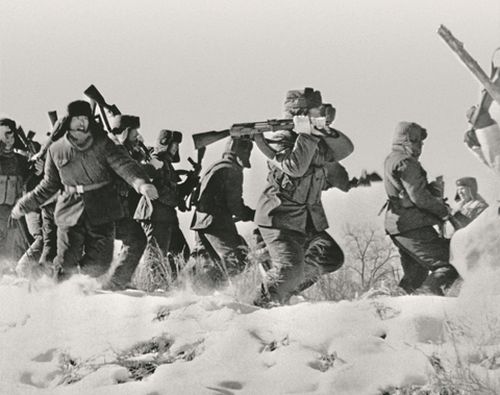 Отряд китайских солдат пытается прорваться на остров Даманский. Январь 1969 года. Фото © РИА Новости