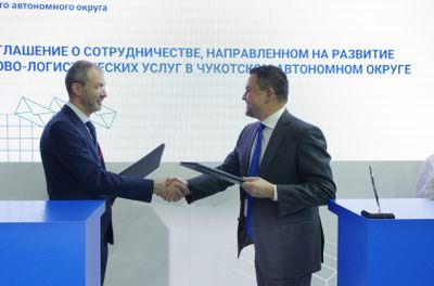 Генеральный директор АО «Почта России» Максим Акимов (справа) и губернатор Чукотского автономного округа Роман Копин