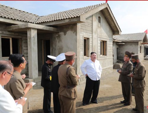 Генеральный секретарь ТПК Ким Чен Ын первым среди партийцев поехал в пострадавшие от наводнения села. Фото из архива ЦТАК
