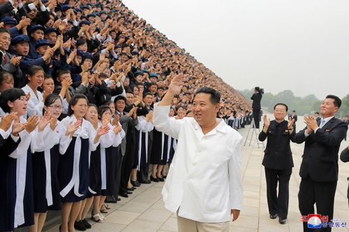 Уважаемый товарищ Ким Чен Ын сфотографировался на память с участниками торжественных мероприятий в честь Дня молодежи. Фото из архива ЦТАК