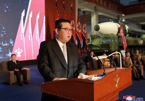 Председатель государственных дел КНДР Ким Чен Ын обратился на выставке к ее участникам с юбилейной речью. Фото из архива ЦТАК