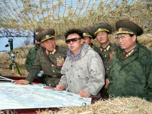 Ким Чен Ир определил Народную Армию как главную движущую силу не только в борьбе за защиту страны, но и в строительстве социализма. Фото из архива ЦТАК