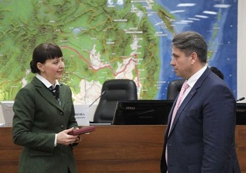 Председатель думы Ирина Зикунова вручила назначенному омбудсмену удостоверение уполномоченного и пожелала успехов в работе