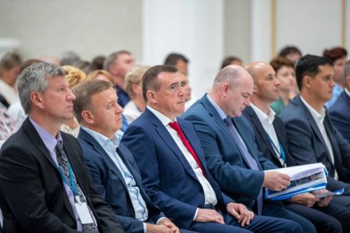 Глава региона принял участие региональной партийной конференции «Единой России», где была представлена «Народная программа» развития Сахалинской области на ближайшие пять лет.