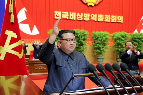 На Общереспубликанском заседании по подведению итогов чрезвычайной противоэпидемической работы уважаемый Ким Чен Ын провозглашает победу в максимально чрезвычайной противоэпидемической войне.