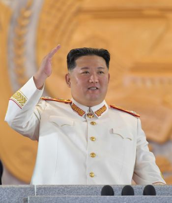 Генеральный секретарь ТПК, Председатель государственных дел КНДР, Верховный Главнокомандующий вооруженными силами КНДР уважаемый Ким Чен Ын