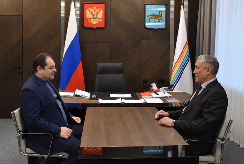 Губернатор ЕАО Ростислав Гольдштейн провел рабочую встречу с сенатором РФ Юрием Валяевым